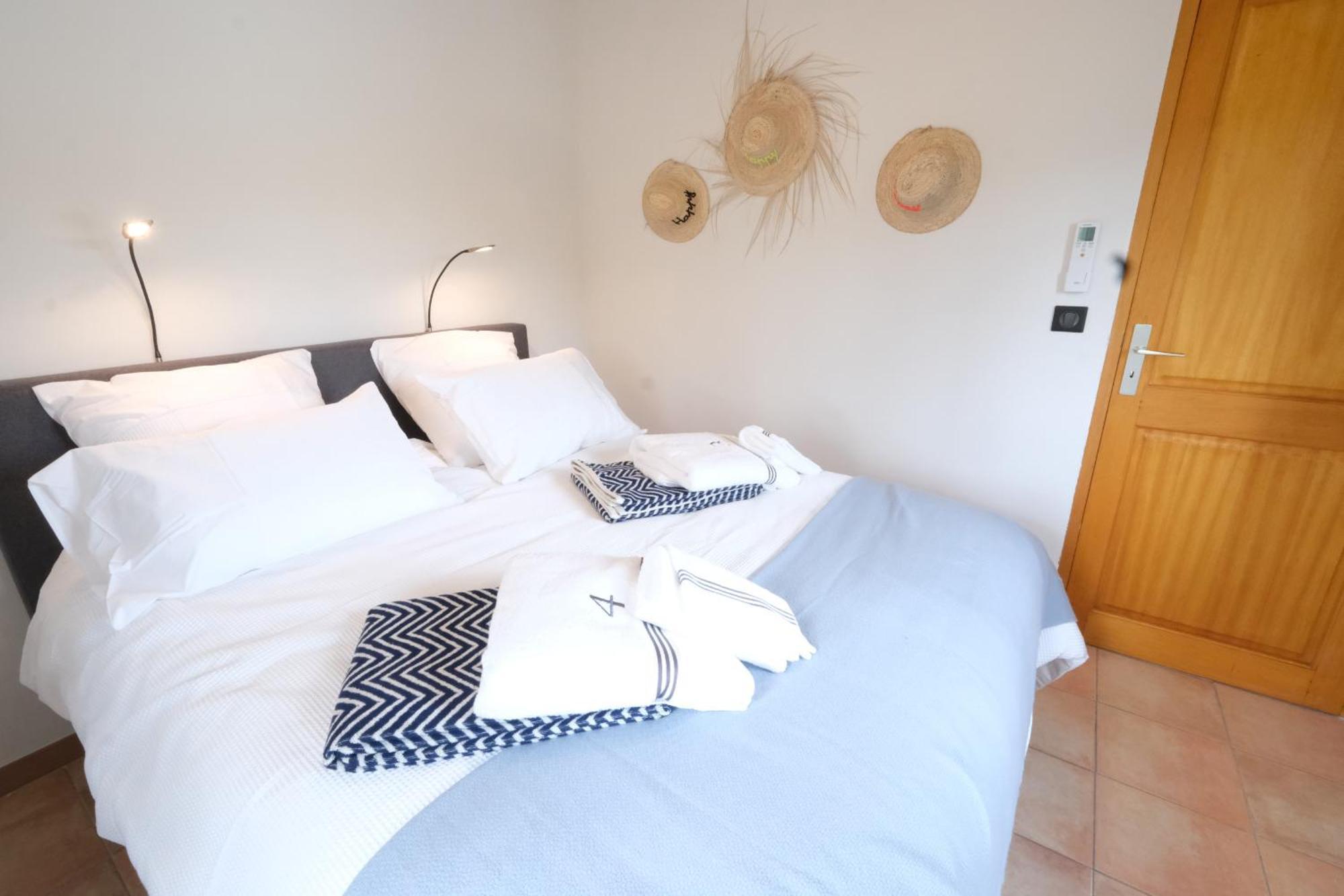 Provencal House With Heated Pool, View Of The Luberon In Robion - Accommodates 12 People. エクステリア 写真